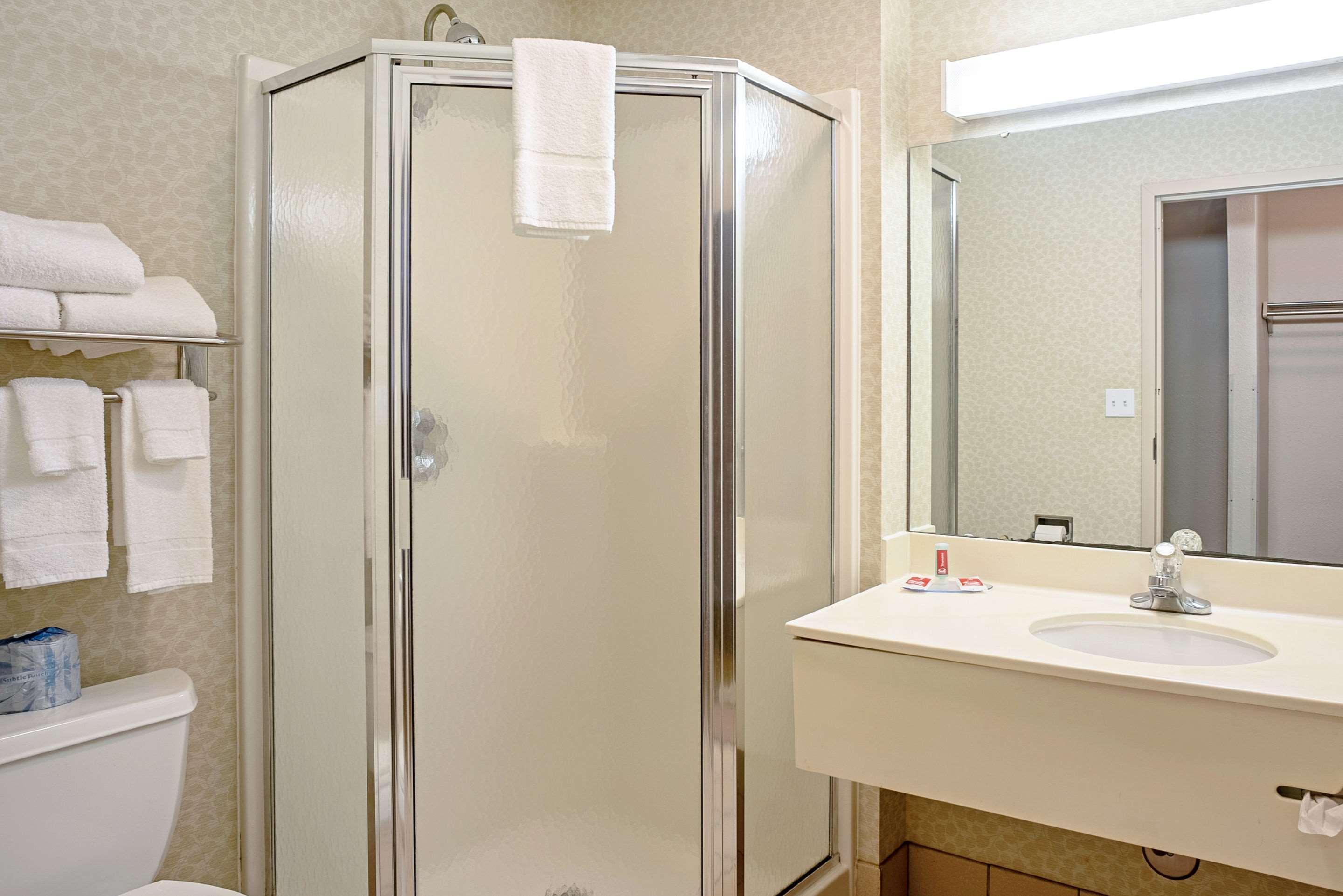 Quality Inn Frontier At Us Hwy 30 Clinton Kültér fotó