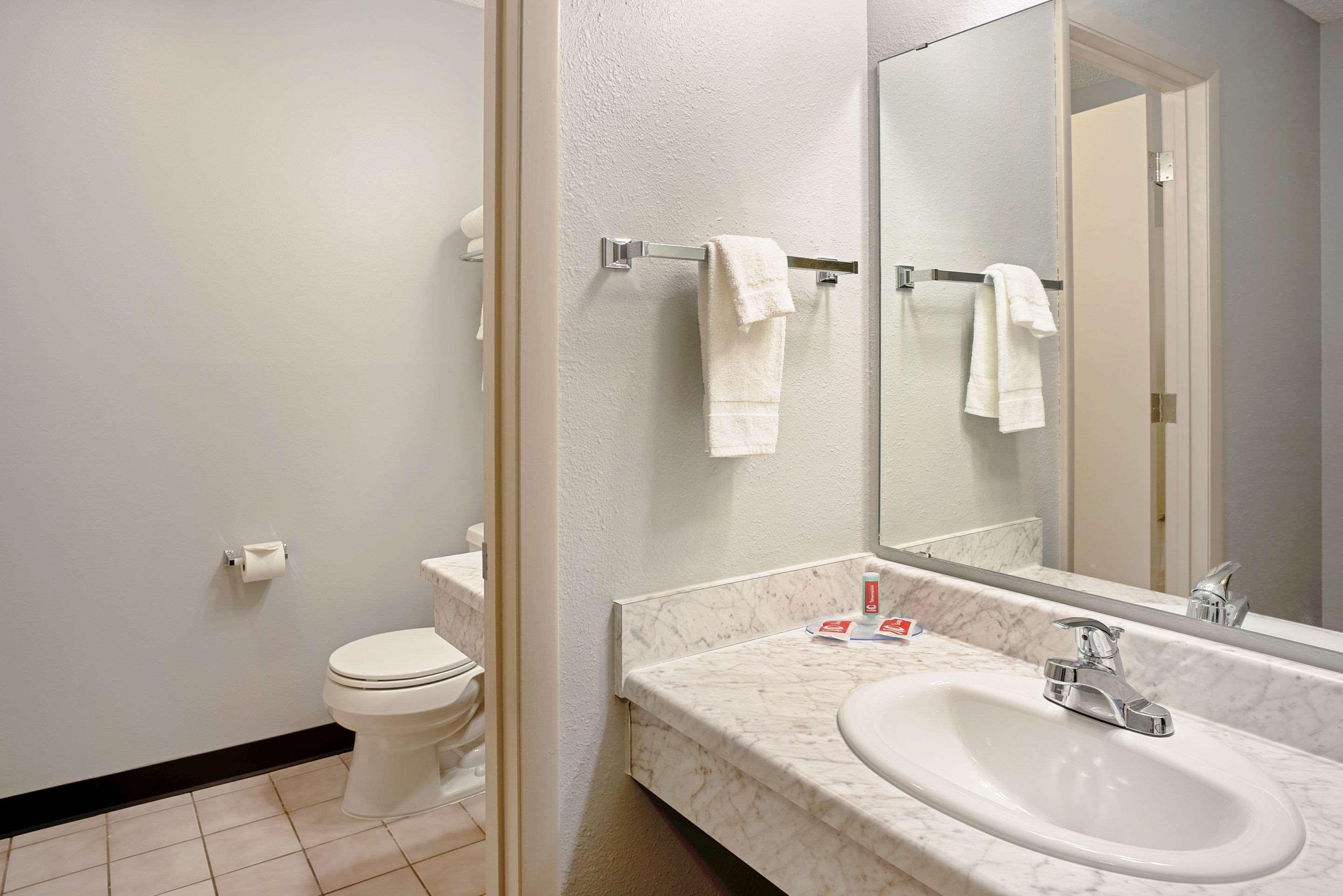Quality Inn Frontier At Us Hwy 30 Clinton Kültér fotó
